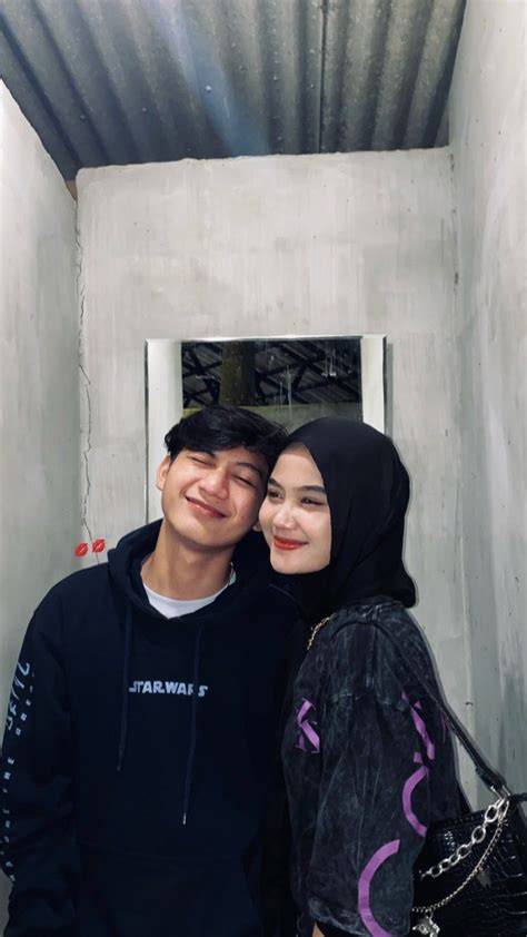 Sertifikat, penghargaan, tanda, atau dokumen yang dipajang di foto couple pacar lihat skill tree falsetto cerita mesum terkini