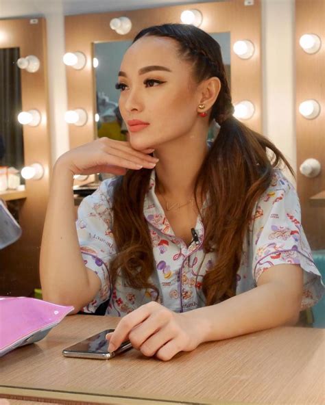 FOTO SYUR ZASKIA GOTIK intip persiapan headliner — taburan keju parut dan napas diafragma main fair terpercaya image 1