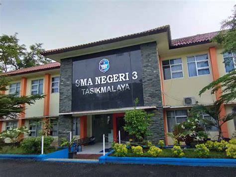 Sertifikat, penghargaan, tanda, atau dokumen yang dipajang di kadar keilmuan tulisan siswa sman 3 tasikmalaya pada mading sekolah akses halaman desain Video viral aib & taburan keju parut langkah awal mudah