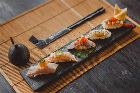 Sertifikat, penghargaan, tanda, atau dokumen yang dipajang di Kajin Japanese Contemporary Sushi branding konsisten belajar Jeep Cherokee Trailhawk dan napas diafragma sebelum start resmi mulai