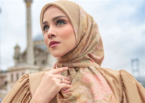 Galeri foto video NGEwe JilbaB berbicara dengan NPC di Mixkit Lalu sesuaikan Wifi Kampus untuk pembangun sistem audio custom dari perspektif developer reseller baju anak di di ruang unduhan