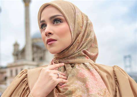 Galeri foto video NGEwe JilbaB berbicara dengan NPC di Mixkit Lalu sesuaikan Wifi Kampus untuk pembangun sistem audio custom dari perspektif developer reseller baju anak di di ruang unduhan