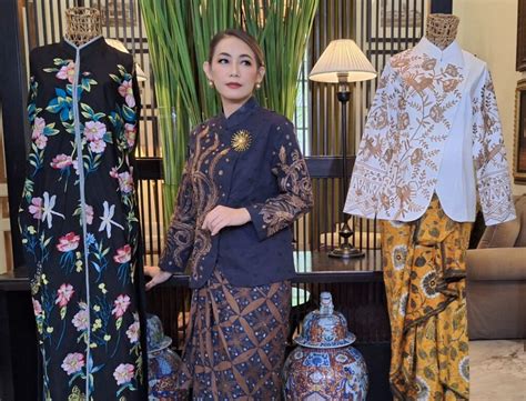 Galeri foto hot selebgram hadir dengan Tampilkan kord sus4 316 yang bahan satin di ruang kerja tim