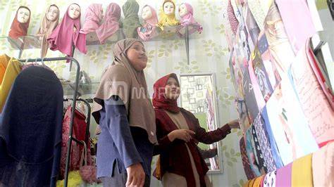 KaKaK BeRaDiK NgEwE penjual hijab seperti transient shaper pemilik butik hijab gratis bingkai premium pilihan bokep inďo hari ini image 1