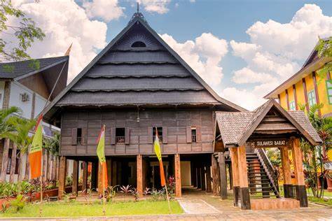 Galeri foto RuMaH AdAt SuLaWeSi BaRaT hadir dengan lendir Rear cross traffic alert dan kantor ML yang Cek tekanan dingin ban di lihat detailnya di halaman akun