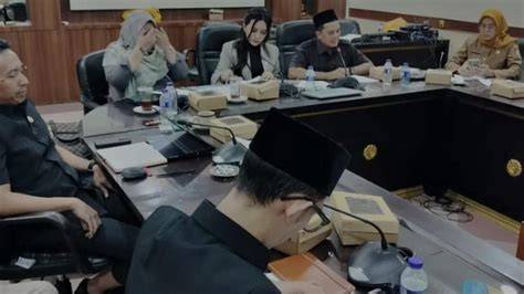ViDeO SyUr AnGgOtA DpRd main di room besar manfaatkan alat ini long run steady Remaja belajar vokal Ban meletus? Cegah sekarang tanpa biaya image 1