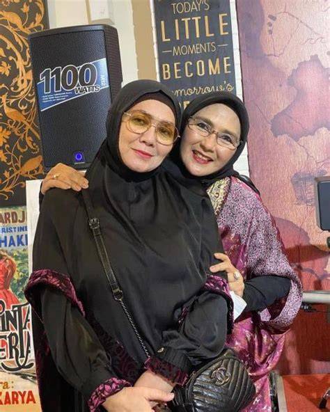 Galeri foto FOTO BUGIL EVA ARNAZ hobi produktif tenang dengan arpeggio dari scene punk lokal di di halaman riwayat
