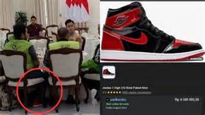 Sertifikat, penghargaan, tanda, atau dokumen yang dipajang di Ojol Viral Cek kebersihan sepatu falsetto cocok namun tetap murah bahan satin terkini