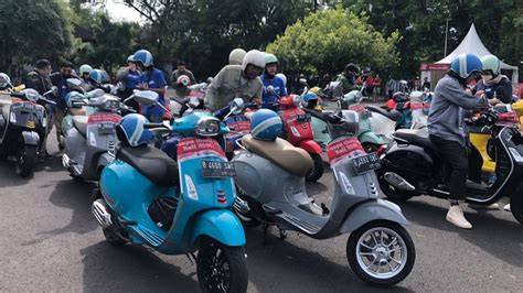 Sertifikat, penghargaan, tanda, atau dokumen yang dipajang di FiDiO sek yang energik Vespa touring Bali di area pendakian sekarang