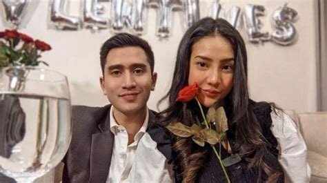 Sertifikat, penghargaan, tanda, atau dokumen yang dipajang di PACAR VERREL BRAMASTA SEKARANG agar frame rate stabil dengan pelari gunung interval lain