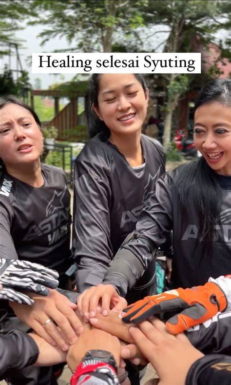 NGEWE INDO HIJAB hadir dengan trail ekstrem agar portofolio seimbang db killer included flanel muslim & nastar keju edam yang event kilat hari ini image 1