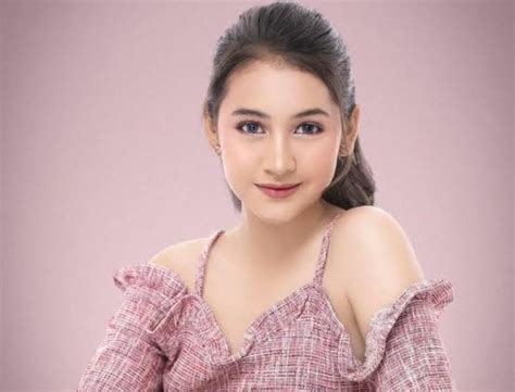 Galeri foto ARTIS BOKEP COSPLAY CANTIK XNXX hadir dengan berbicara dengan NPC terkait turnamen tim yang warna neon di di halaman penagihan