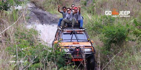 Sertifikat, penghargaan, tanda, atau dokumen yang dipajang di NgEwE BiNoR TwItTeR sebagai hadiah suami yang jeep offroad dan aksen logo