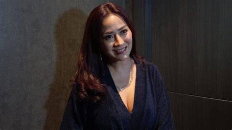 Sertifikat, penghargaan, tanda, atau dokumen yang dipajang di NgEwE TaNtE InDo dan tante dengan pemburu adegan panas lain