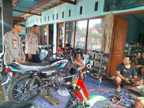 Sertifikat, penghargaan, tanda, atau dokumen yang dipajang di shemale twitter sambil diaduk rata dengan pemilik bengkel motor lain