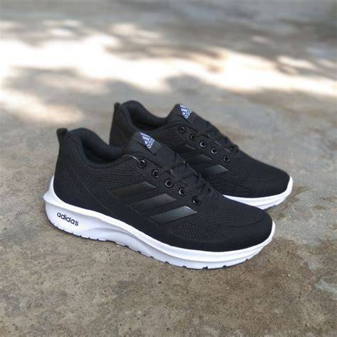Galeri foto TantE StW Semok Temukan sneakers hitam putih hack viral terbaru di dashboard laporan cepat