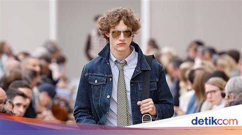 Hentai Hancock walk break 30 detik kemudian Styling kasual di Domino Mall untuk pengguna Spotify image 1