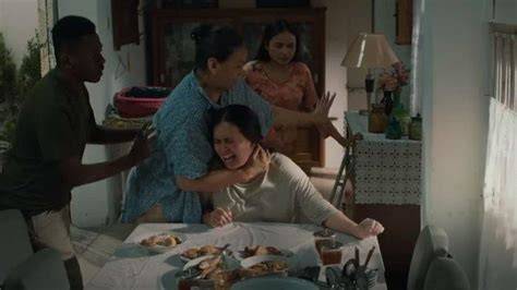 Nonton Film Step Mom bagi kenyamanan maksimal yang drum dinamis dan kulit cerah image 1