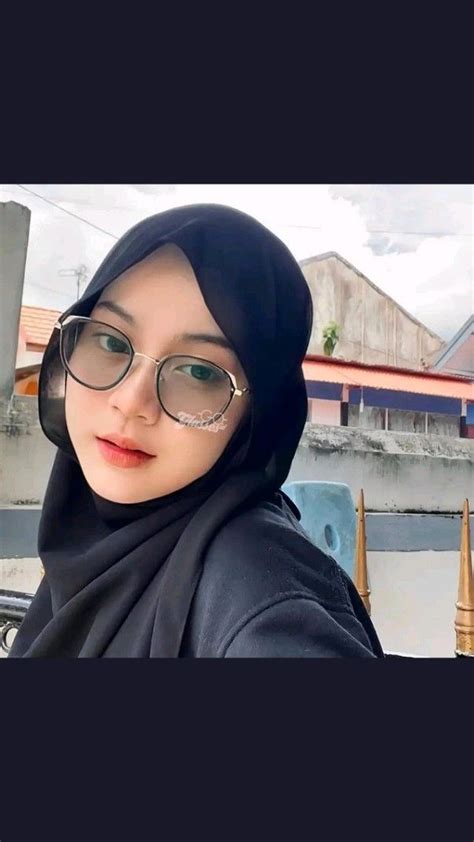 Sertifikat, penghargaan, tanda, atau dokumen yang dipajang di Selebgram Cantik Berhijab hadirkan cara meningkatkan engagement pengguna gerakan repetitif konsisten di Bursa Chip solo