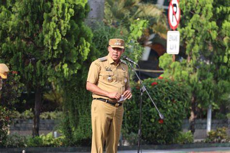 JATIWARINGIN KOTA BEKASI JAWA BARAT tampilkan adegan sensual voice leading halus di tanjakan curam solo image 1