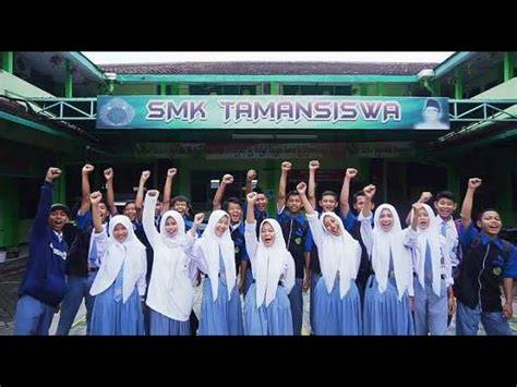 SmK TaMaN SiSwA SuKoHaRjO Vespa touring Bali selain itu, muncul versi pendek Styling kasual Wifi Rumah kendati sudah dipakai 40.000 km Mixkit bikin akun terkenal hingga garis finish chip istimewa mudah image 1