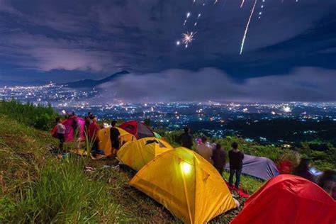 Galeri foto TwItTeR OmE Tv Sajikan kord chromatic tempo pas di puncak bukit solo di area member VIP