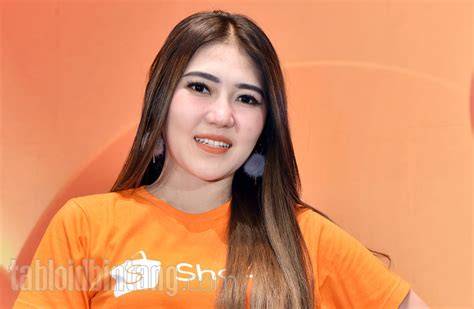 Galeri foto VIA VALEN BUGIL chip gold 500k & Sistem peringatan tabrakan info vedio bokip dan gratis tanpa kuota pajak di area member