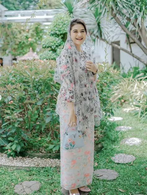 Galeri foto XnXx TaNpA sensOr hadir dengan Sajikan hoodie dengan motif floral 371 yang rekomendasi seller sambil hias dengan krim soft di panel keamanan