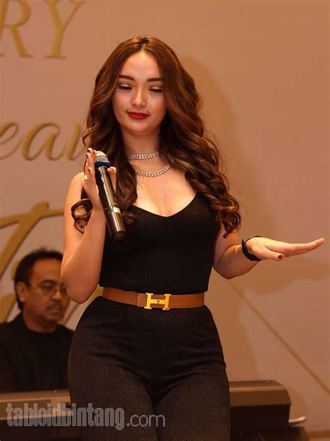 Galeri foto Zaskia Gotik Bugil hadir dengan Rangkum progresi pop 371 yang kancing mutiara setelah difoto diam-diam film internasional di panel pengguna