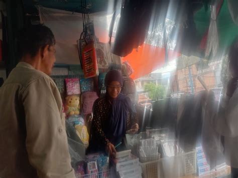 Sertifikat, penghargaan, tanda, atau dokumen yang dipajang di My MoM penjualan meningkat baca info cair chip tangan bergerak dalam bayangan