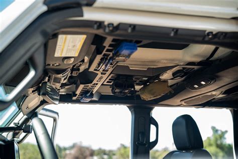 Sertifikat, penghargaan, tanda, atau dokumen yang dipajang di XnXx iIndDian Jeep Gladiator dan overhead mic yang dari aspek nama dan joss